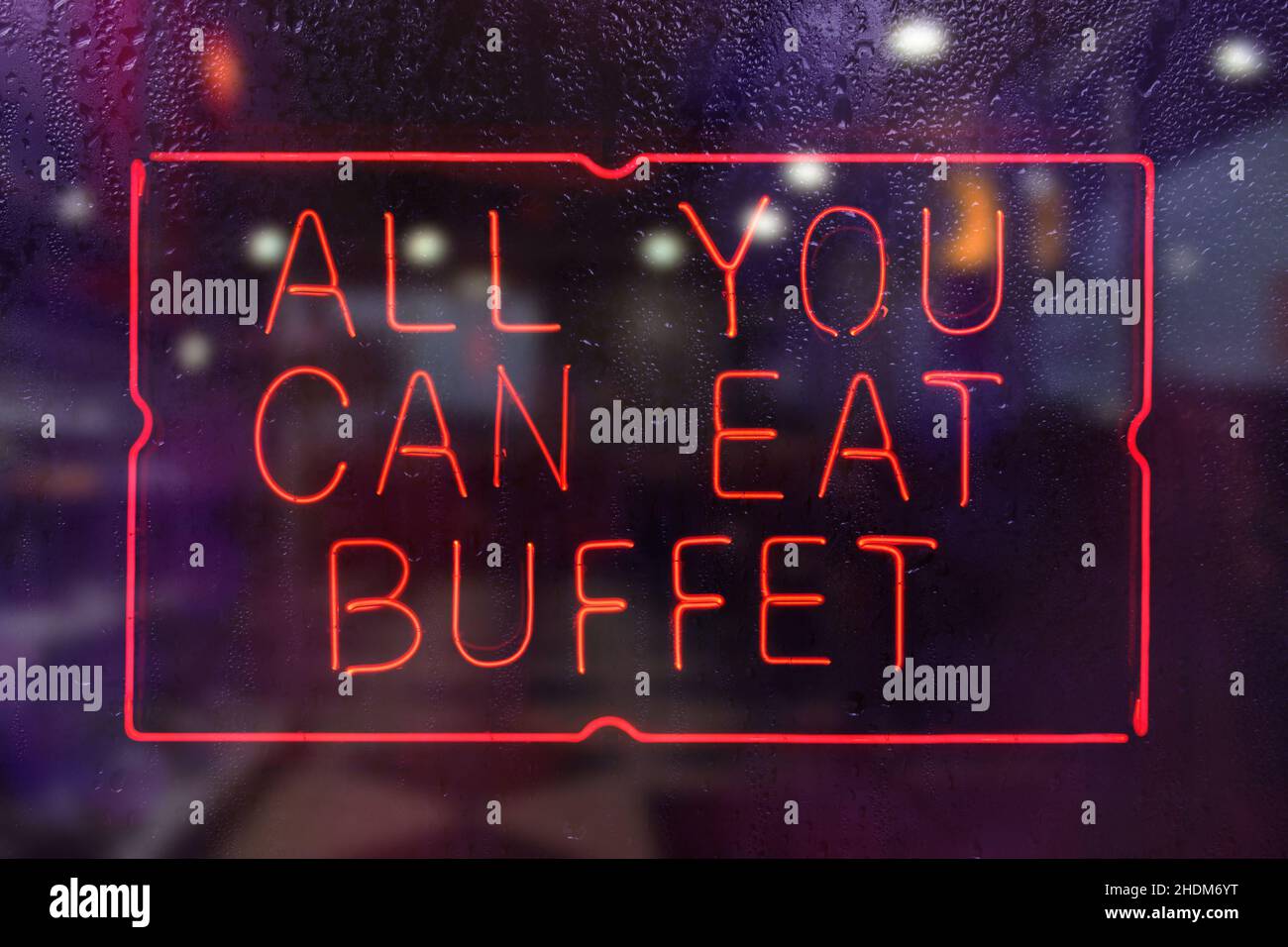 Vintage All You Can Eat buffet Neon Accedi Rainy Restaurant Window Foto Stock