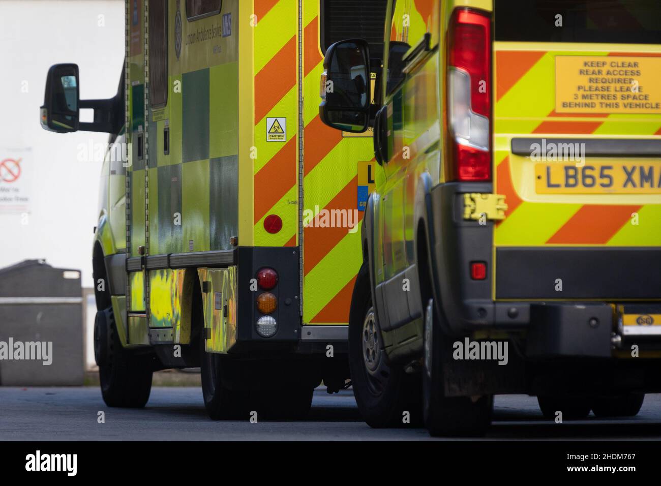Londra, Regno Unito. 05th Jan 2022. Le ambulanze di servizio di Londra viste parcheggiate all'esterno del St Thomas' Hospital.NHS le truste attraverso l'Inghilterra hanno dichiarato un incidente critico come conseguenza di 19 covid crescenti ricoveri ospedalieri. Credit: SOPA Images Limited/Alamy Live News Foto Stock