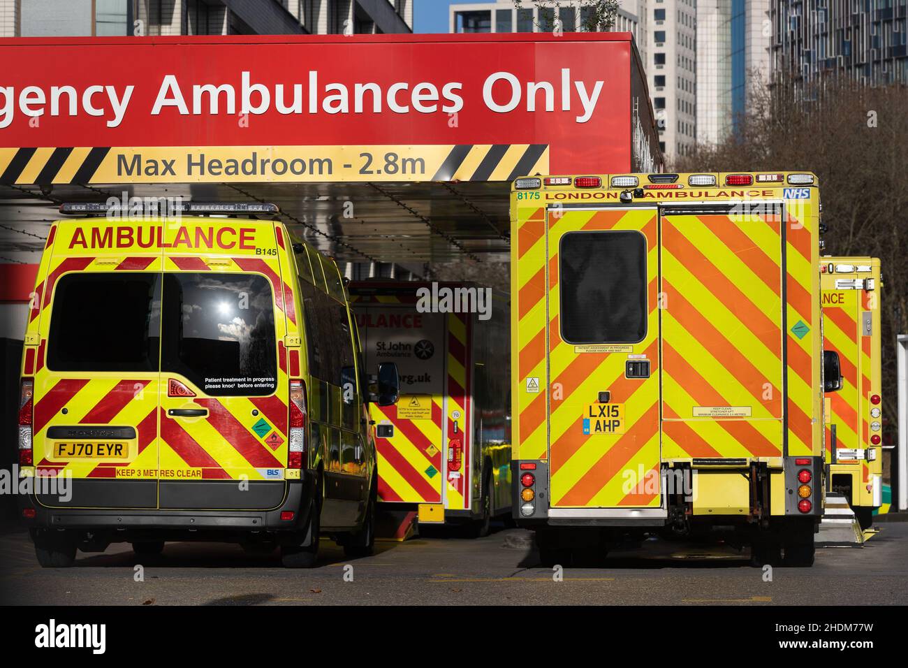 Londra, Regno Unito. 05th Jan 2022. Le ambulanze di servizio di Londra viste parcheggiate all'esterno del St Thomas' Hospital.NHS le truste attraverso l'Inghilterra hanno dichiarato un incidente critico come conseguenza di 19 covid crescenti ricoveri ospedalieri. Credit: SOPA Images Limited/Alamy Live News Foto Stock