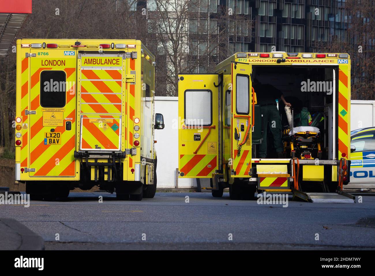 Londra, Regno Unito. 05th Jan 2022. Le ambulanze di servizio di Londra viste parcheggiate all'esterno del St Thomas' Hospital.NHS le truste attraverso l'Inghilterra hanno dichiarato un incidente critico come conseguenza di 19 covid crescenti ricoveri ospedalieri. (Foto di Tejas Sandhy/SOPA Images/Sipa USA) Credit: Sipa USA/Alamy Live News Foto Stock