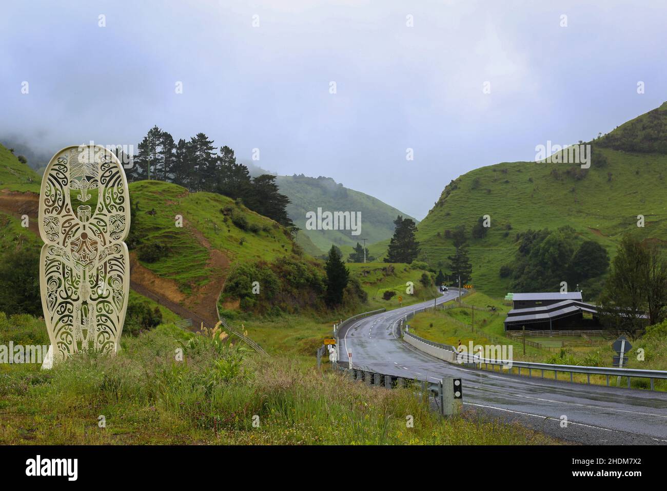 Matawai, Isola del Nord, Nuova Zelanda, Dicembre 12 2021: Hinetapuarau, un pou d'acciaio alto sette metri installato sulla state Highway 2 e te Wera Road Foto Stock