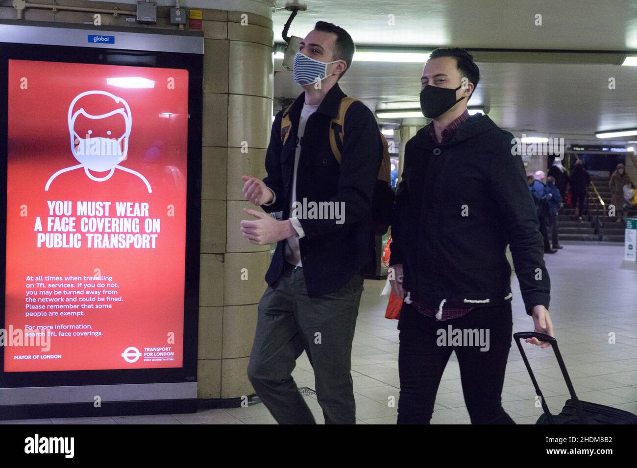 Londra, Regno Unito. 6th Gen 2021. Alla stazione della metropolitana di Leicester Square un poster ricorda ai passeggeri che le maschere facciali sono obbligatorie per tutti gli utenti dei trasporti pubblici. Credit: Anna Watson/Alamy Live News Foto Stock