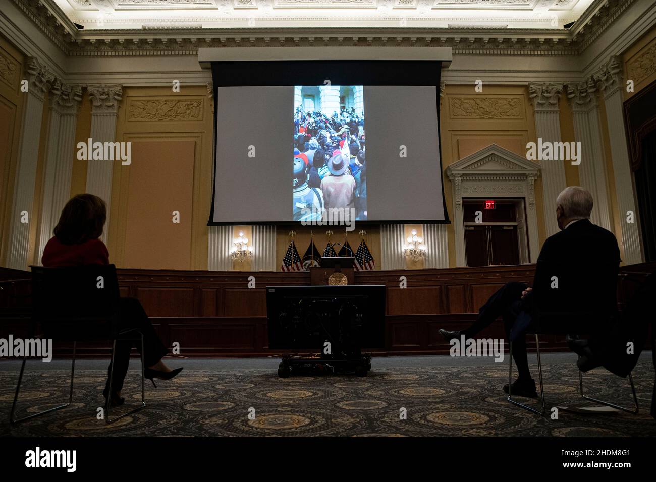 Il relatore della Camera dei rappresentanti degli Stati Uniti Nancy Pelosi (democratico della California), a sinistra, e il leader della maggioranza della Camera degli Stati Uniti Steny Hoyer (democratico del Maryland), a destra, guarda i filmati dell'attacco del 6th gennaio al Campidoglio, durante un evento a Capitol Hill a Washington giovedì 6 gennaio 2022.credito: Al Drago/Pool tramite CNP /MediaPunch Foto Stock