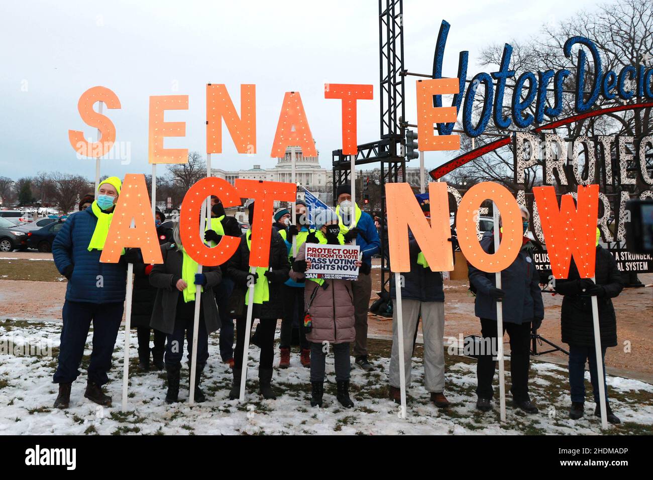 Washington, DC, Stati Uniti. 6th Jan 2022. Una veglia che chiede la legislazione sui diritti degli elettori si svolge un anno dopo il Campidoglio Riot del 6 gennaio al National Mall di Washington, DC il 6 gennaio 2021. Credit: Mpi34/Media Punch/Alamy Live News Foto Stock