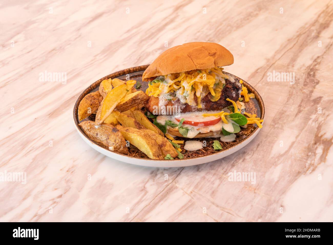 Un hamburger è un sandwich di carne macinata o di origine vegetale, agglutinato sotto forma di bistecca cotta alla griglia o alla griglia, anche Foto Stock