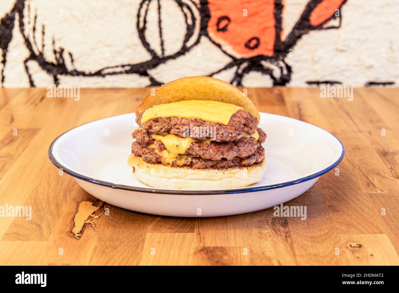 Un hamburger è un sandwich di carne macinata o di origine vegetale, agglutinato sotto forma di bistecca cotta alla griglia o alla griglia, anche Foto Stock