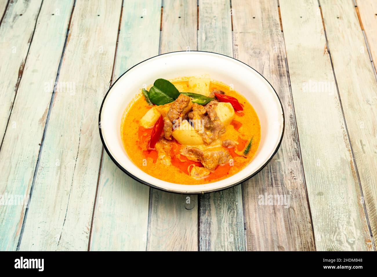 Il curry rosso è molto popolare nella cucina tailandese con latte di cocco riscaldato con pasta di curry rosso e salsa di pesce. I contenuti di carne differenti sono solitamente versati int Foto Stock