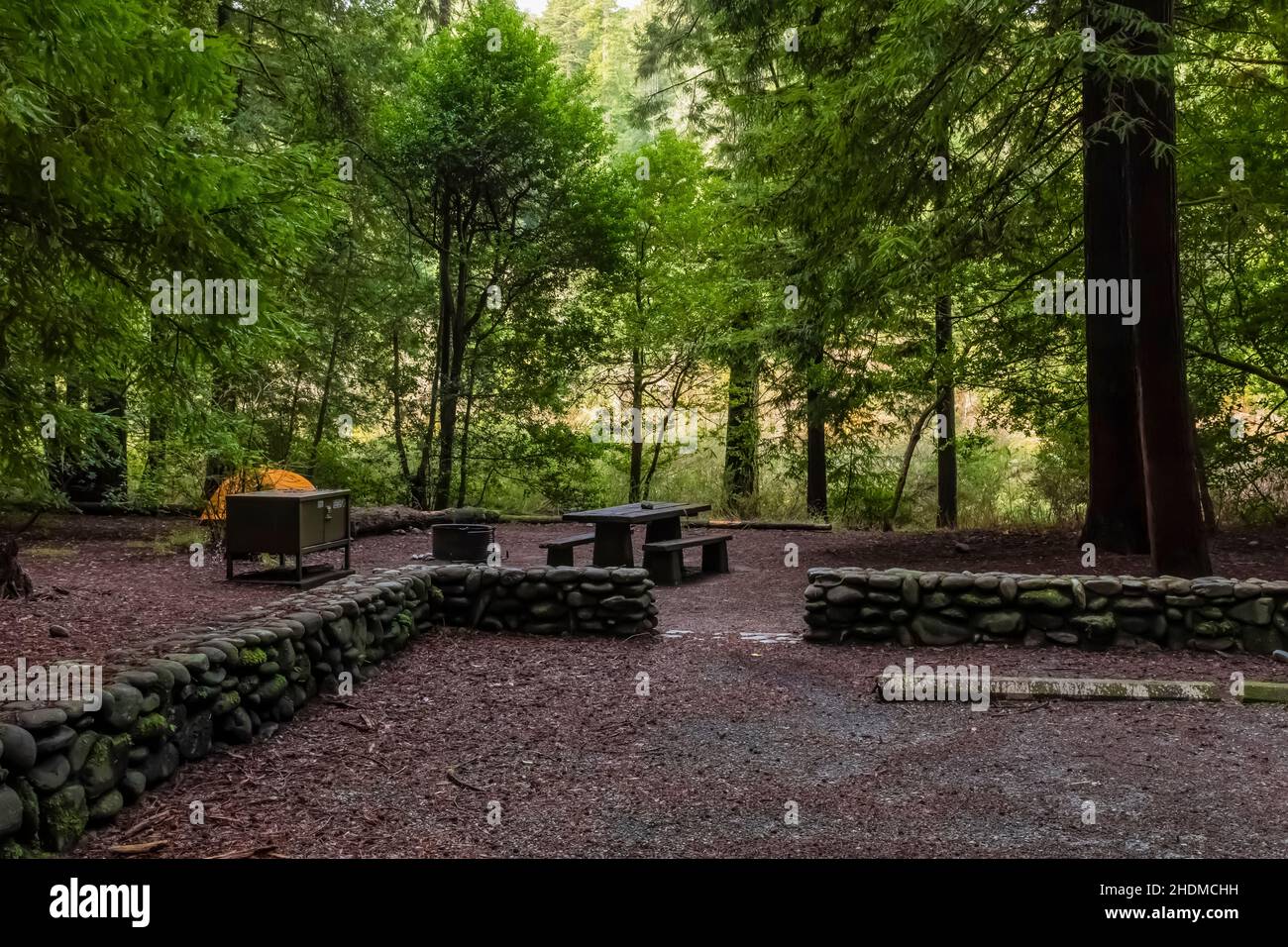 Le strutture e le strade del campeggio sono state costruite dal Civilian Conservation Corps in Jedediah Smith Redwoods state Park in Redwood National and state Par Foto Stock