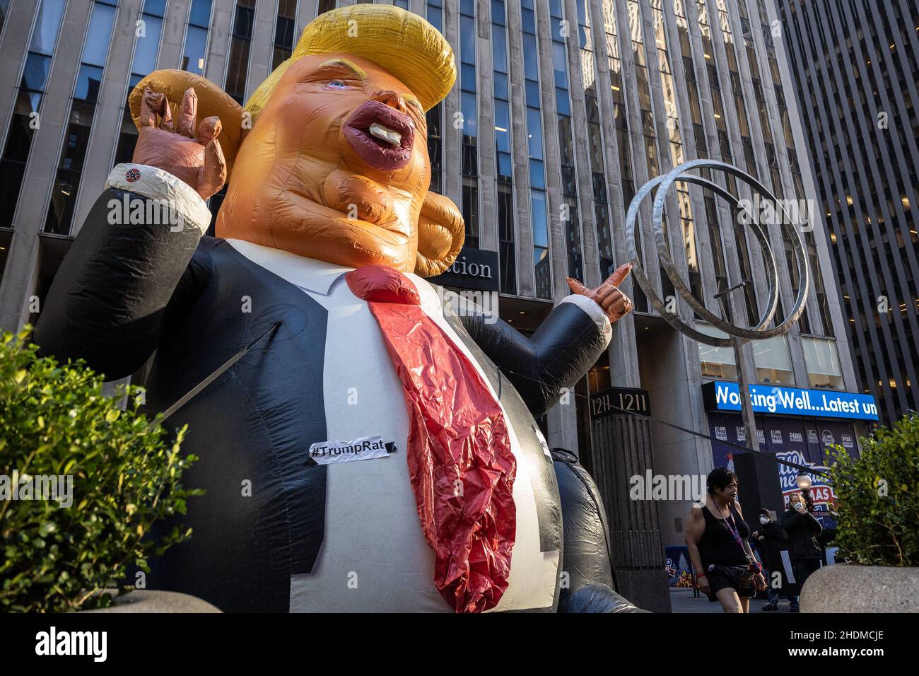 New York, Stati Uniti. 06th Jan 2022. Nel primo anniversario dell'attacco del Campidoglio degli Stati Uniti, un gigantesco 'ratto' gonfiabile di Trump è esposto al di fuori del quartier generale DI FOX News a New York, NY, il 6 gennaio 2022. (Foto di Gabriele Holtermann/Sipa USA) Credit: Sipa USA/Alamy Live News Foto Stock