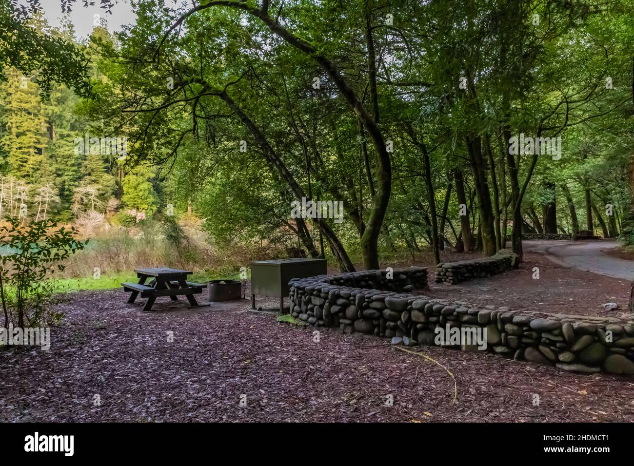 Le strutture e le strade del campeggio sono state costruite dal Civilian Conservation Corps in Jedediah Smith Redwoods state Park in Redwood National and state Par Foto Stock