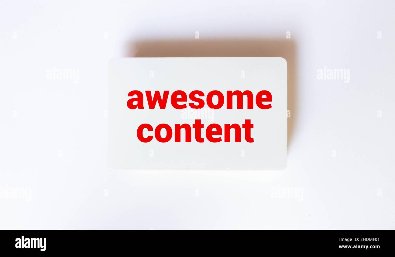 Contenuti straordinari, testo con libro aperto e icona di disegno su sfondo bianco. Foto Stock