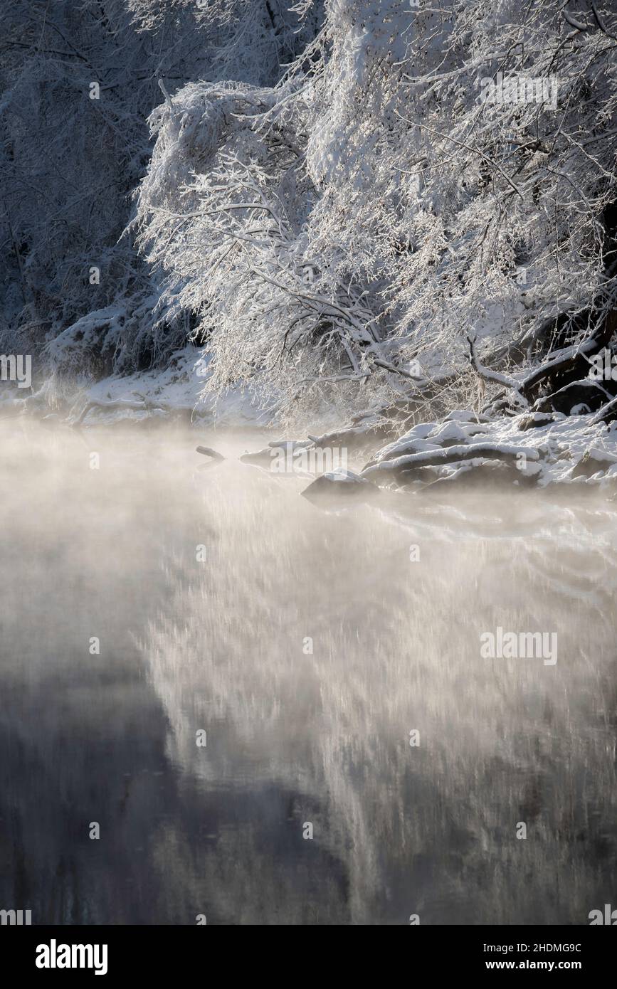 Una bella scena mattutina invernale lungo il fiume Thornton nella contea di Rappahannock, Virginia. Foto Stock