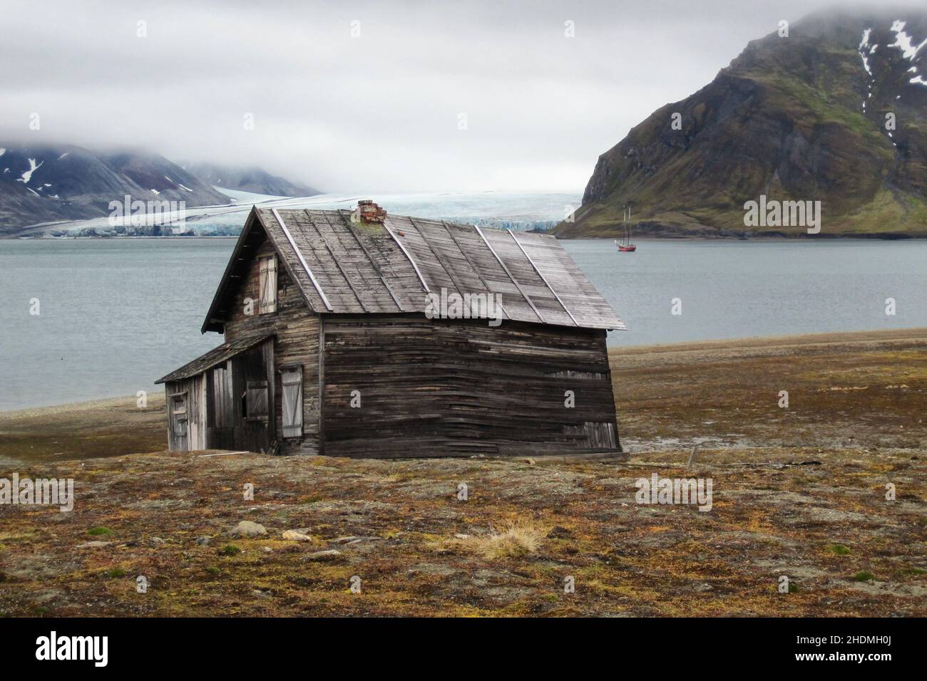 inclinato, cabina in legno, isole svalbard, slanteds, cabine Foto Stock