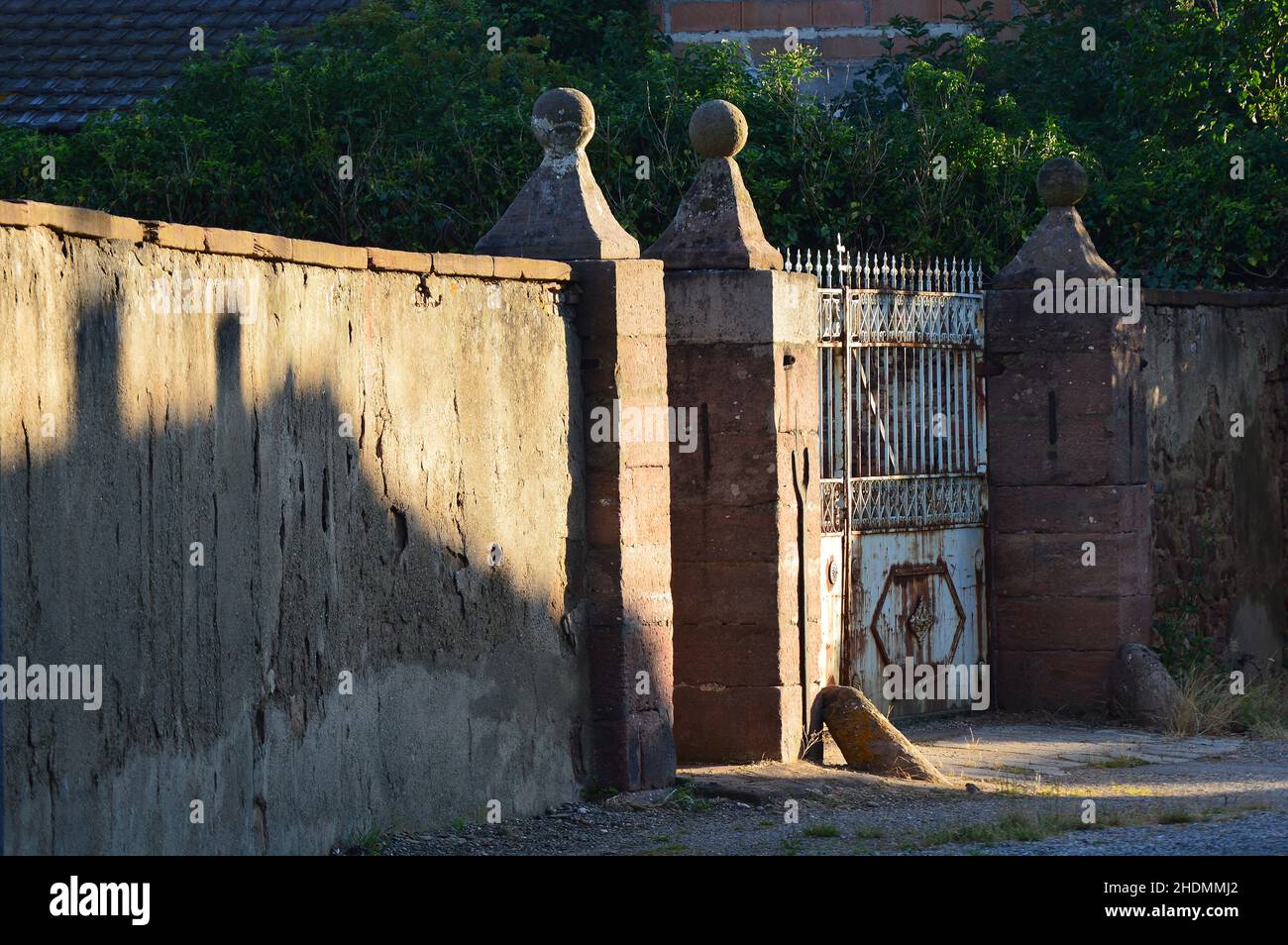 vialetto, cancello di ferro, posto di obiettivo, vialetti, ingresso, cancelli di ferro, posti di obiettivo Foto Stock
