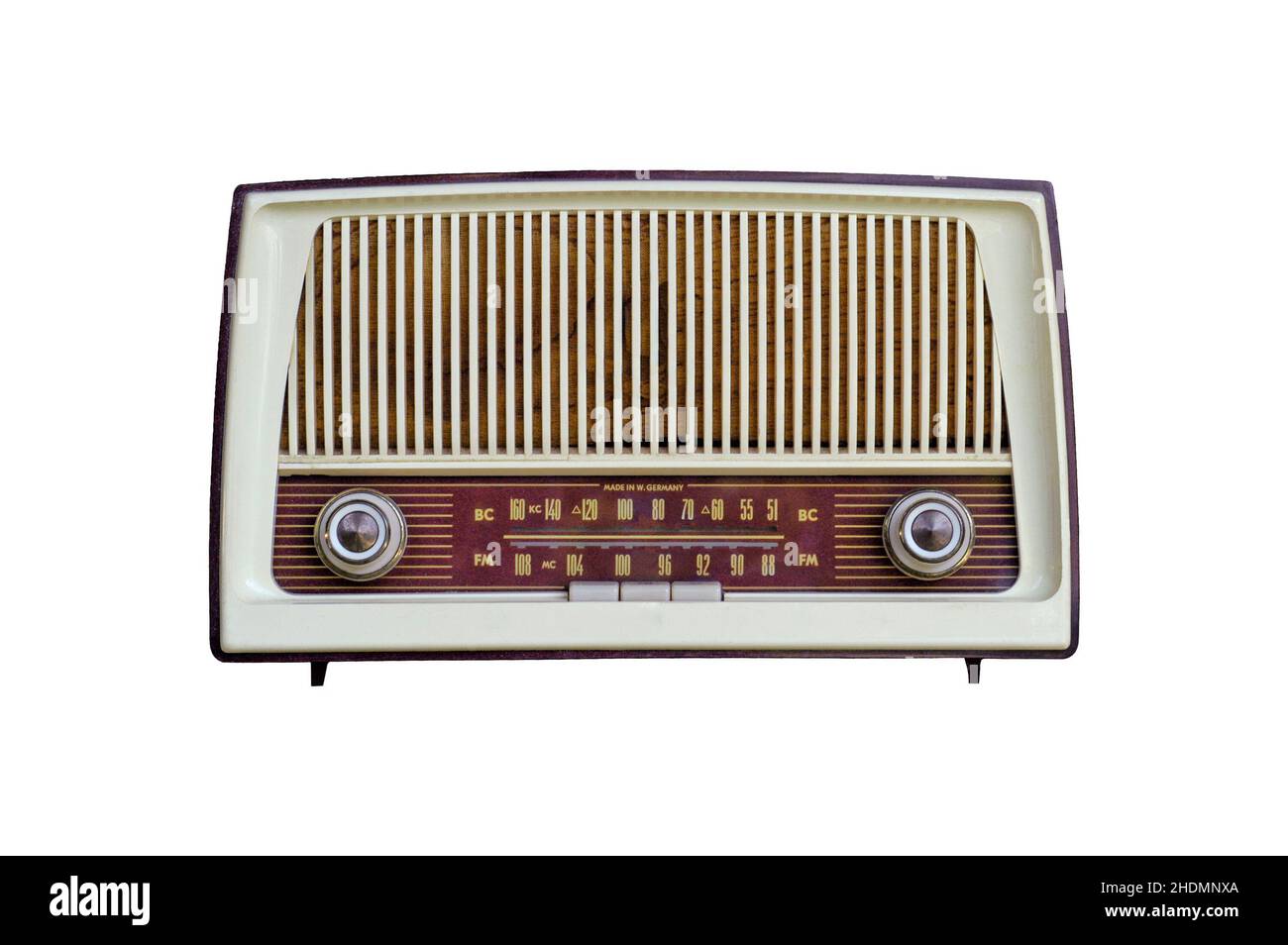Moderna radio AM di metà secolo su sfondo bianco. Design di metà secolo degli anni '60. Foto Stock