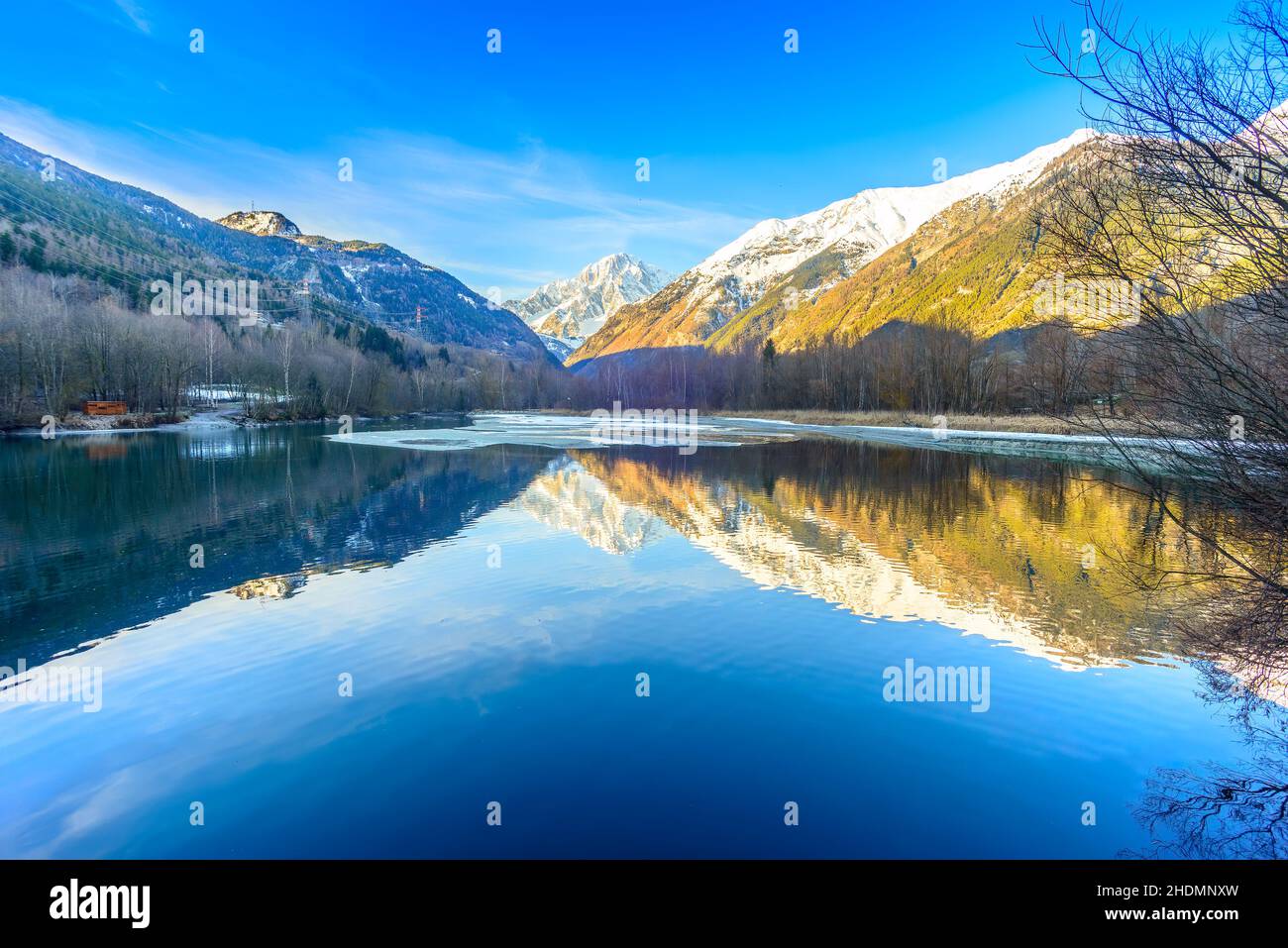 il monte bianco si riflette nel lago d'Italia Foto Stock