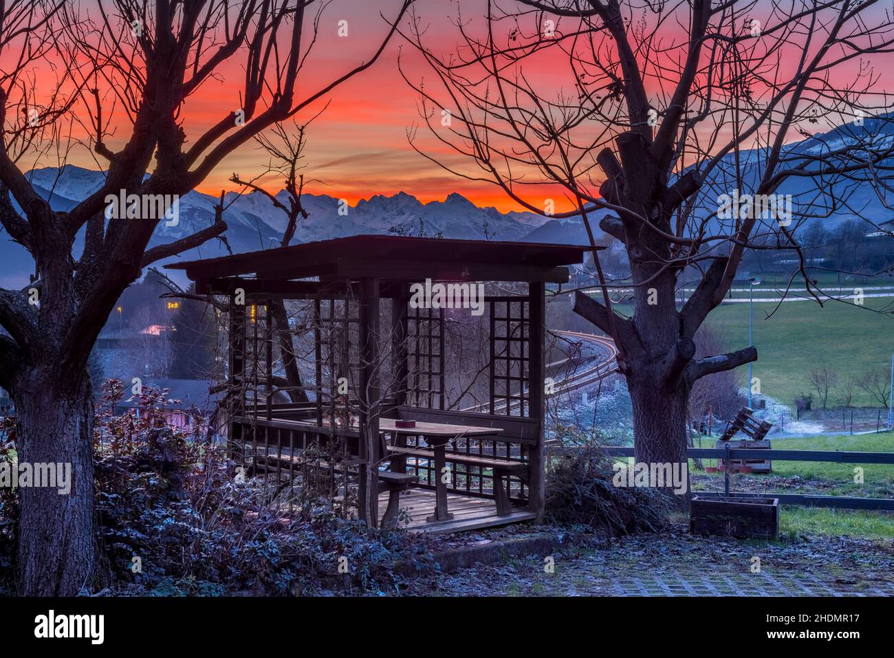 panorama di montagna in inverno al tramonto Foto Stock