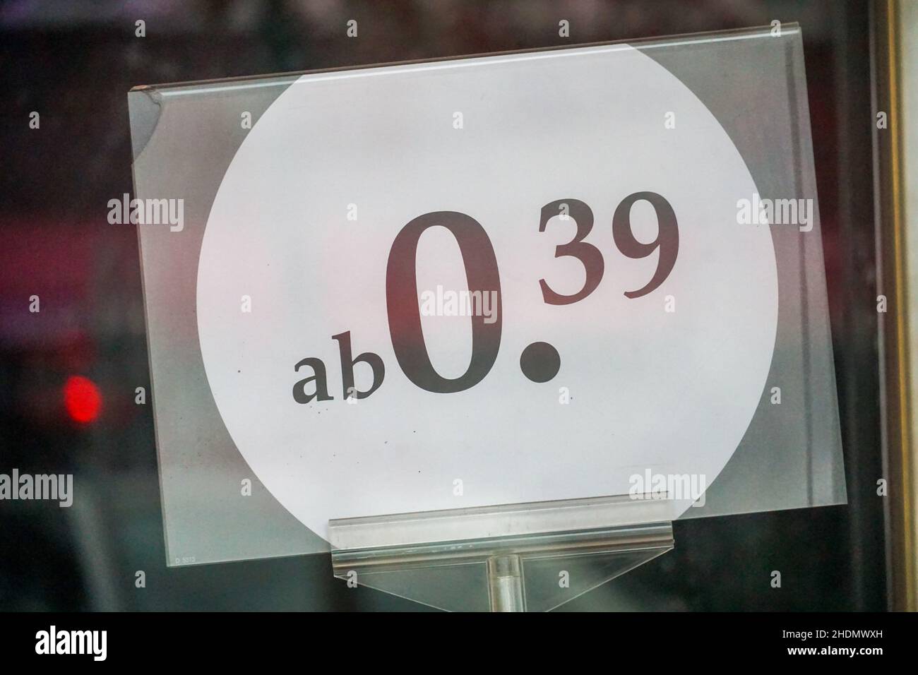 Primo piano segno di ab 0,39 da una finestra di vetro Foto Stock