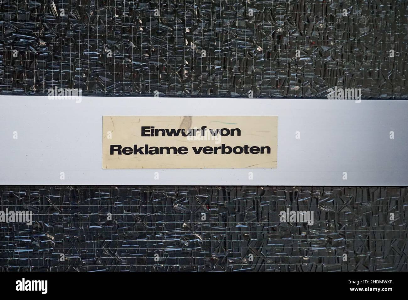 Segno tedesco di einwurf von reklame verboten su una superficie della macchina Foto Stock