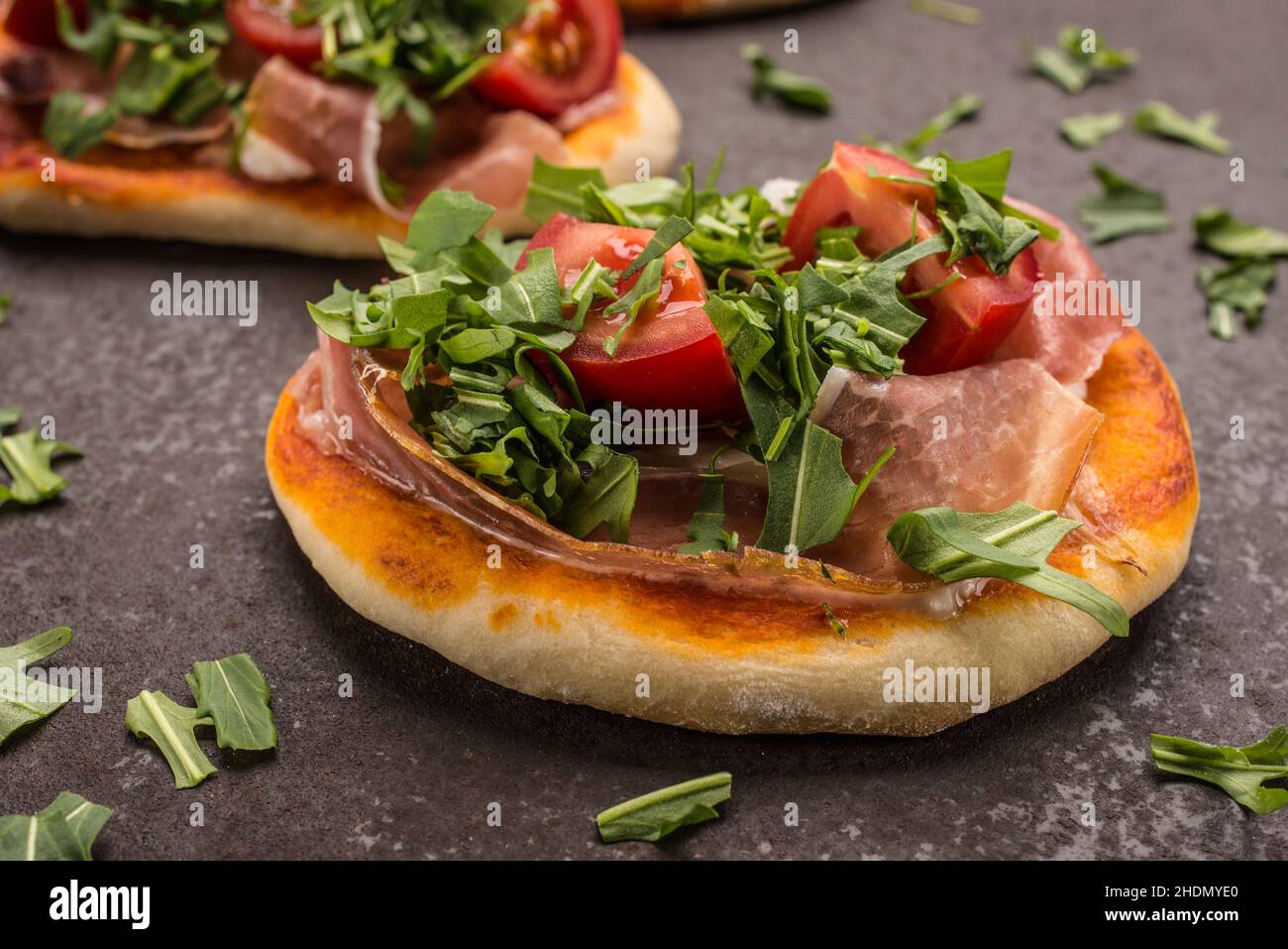 cucina italiana, mini pizza, involtini, cucina italiana, cucina italiana, mini pizze Foto Stock