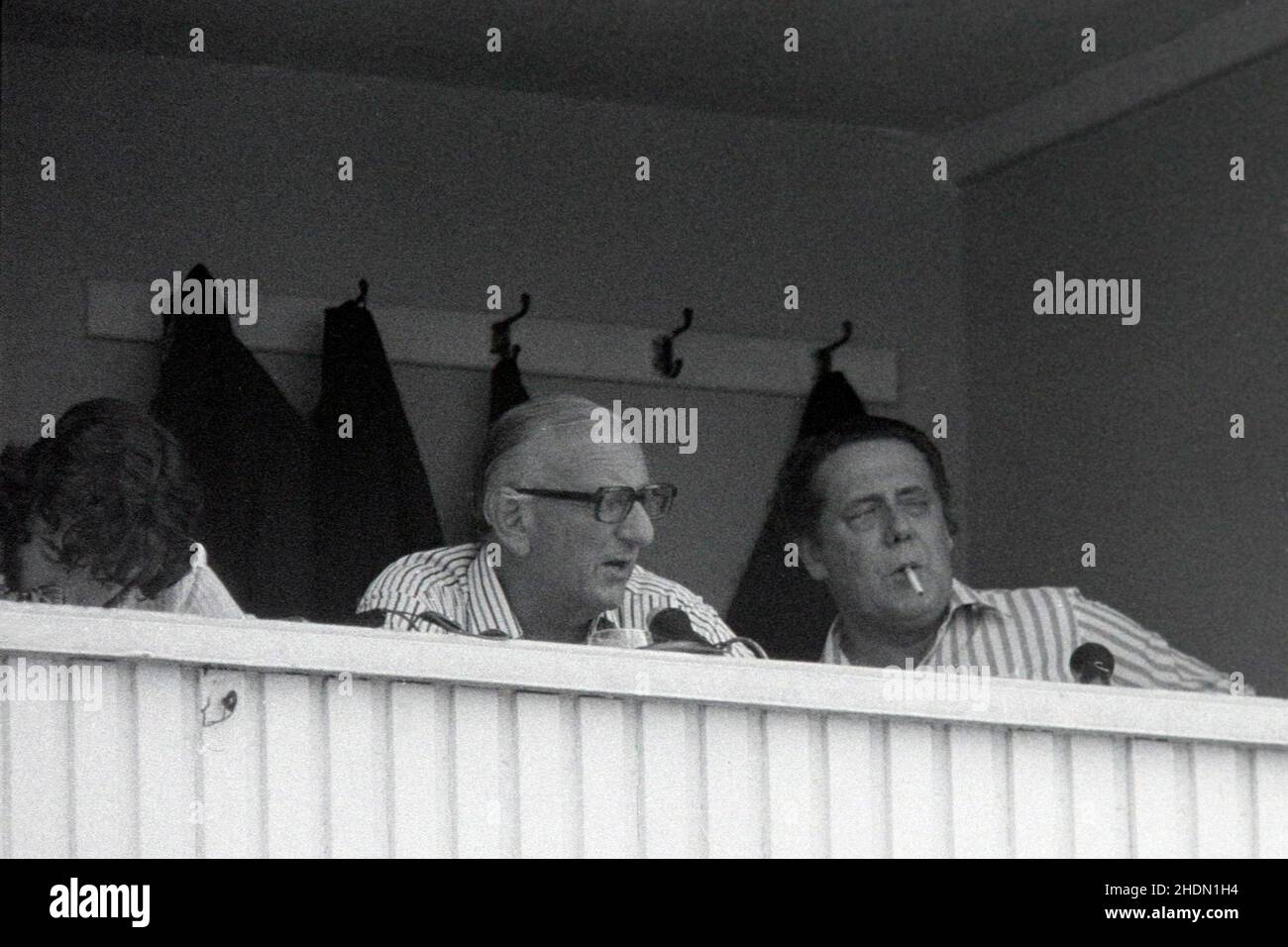 BBC radio commentatori, da sinistra a destra, Bill Frindall (statistico), Brian Johnston e Trevor Bailey. Nella casella commenti al test Match Inghilterra vs West Indies, Trent Bridge Cricket Ground, Nottingham, Inghilterra 3-8 giugno 1976 Foto Stock