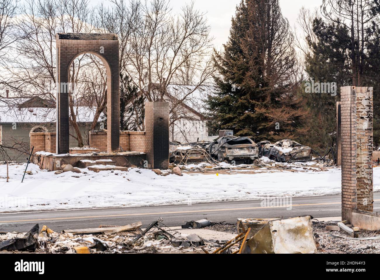 Louisville, CO USA - 5 gennaio 2022: Le conseguenze e la distruzione dei quartieri locali causati dal fuoco di Marshall. Foto Stock