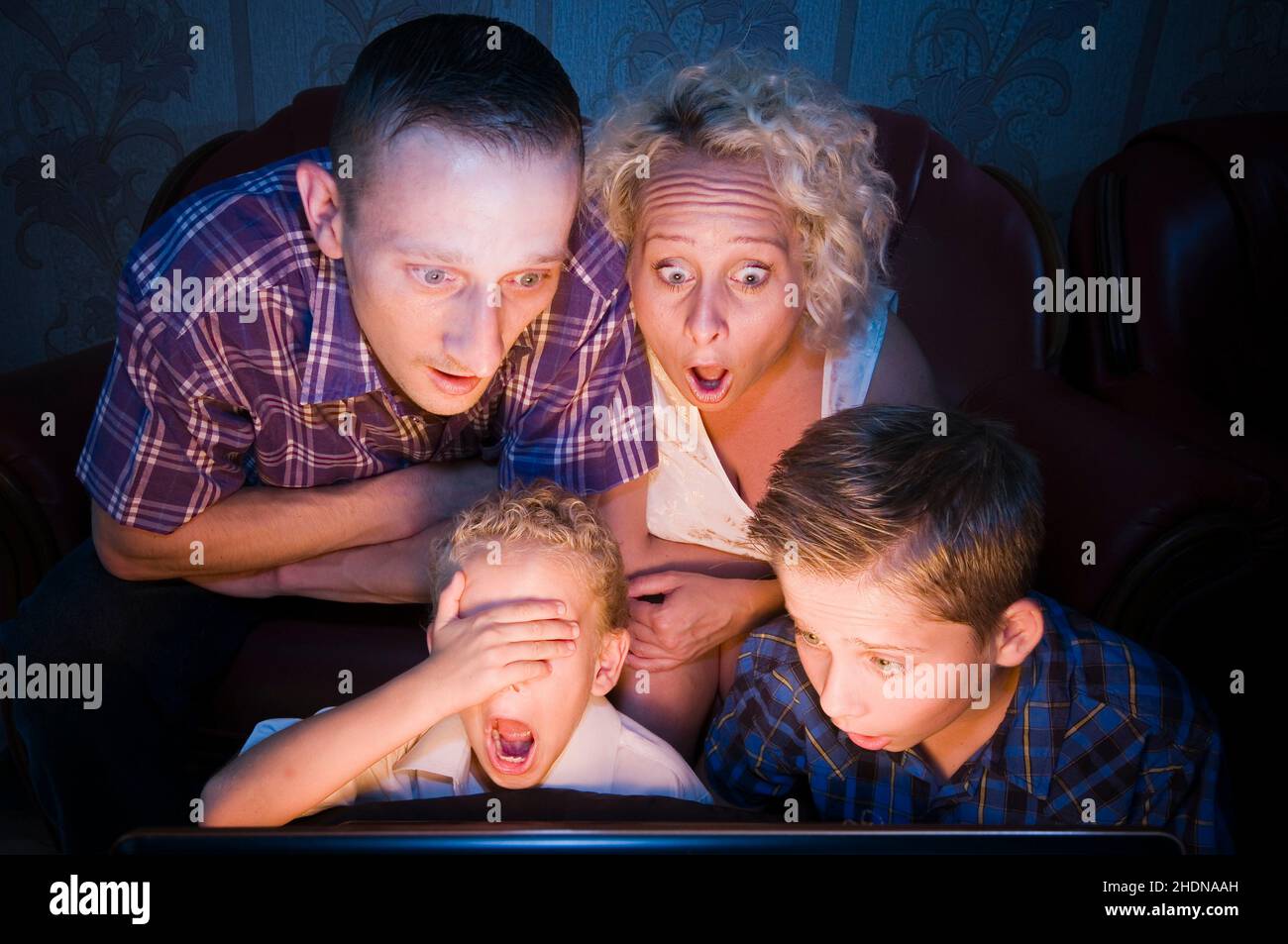 guardare la tv, la notte tv, film horror, televisione, tv, serate tv, film horror Foto Stock