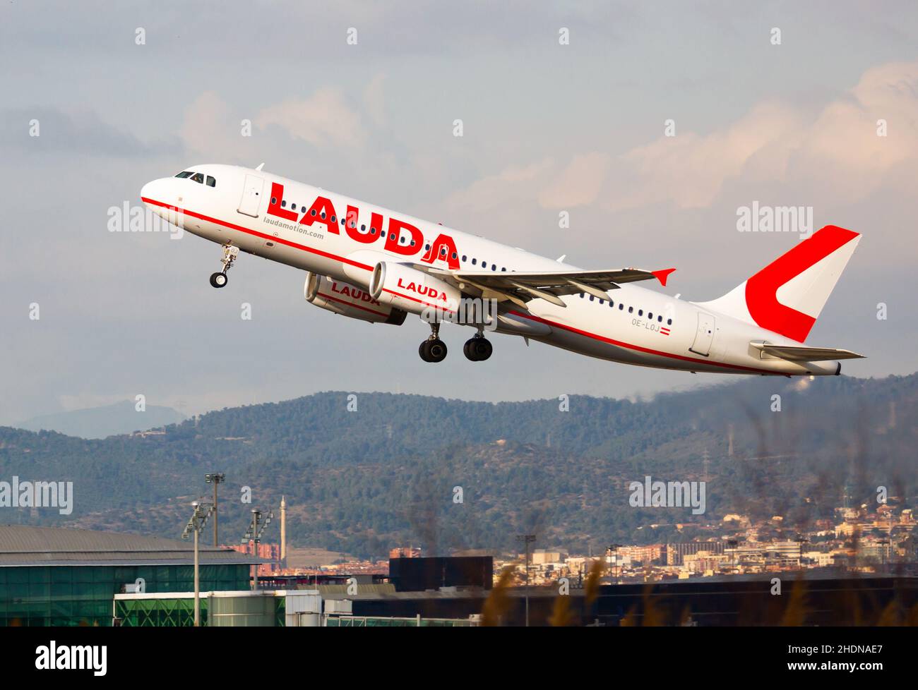 Aeroporto di Laudamotion A320-232 OE-LOJ decollo dall'aeroporto di Barcellona Foto Stock