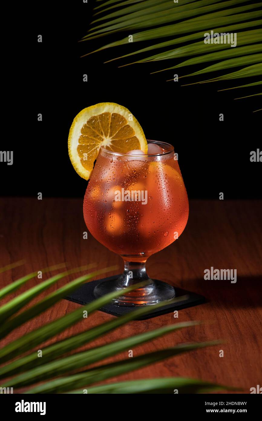 Colpo verticale di un bicchiere di cocktail Aperol Spritz su una superficie di legno Foto Stock