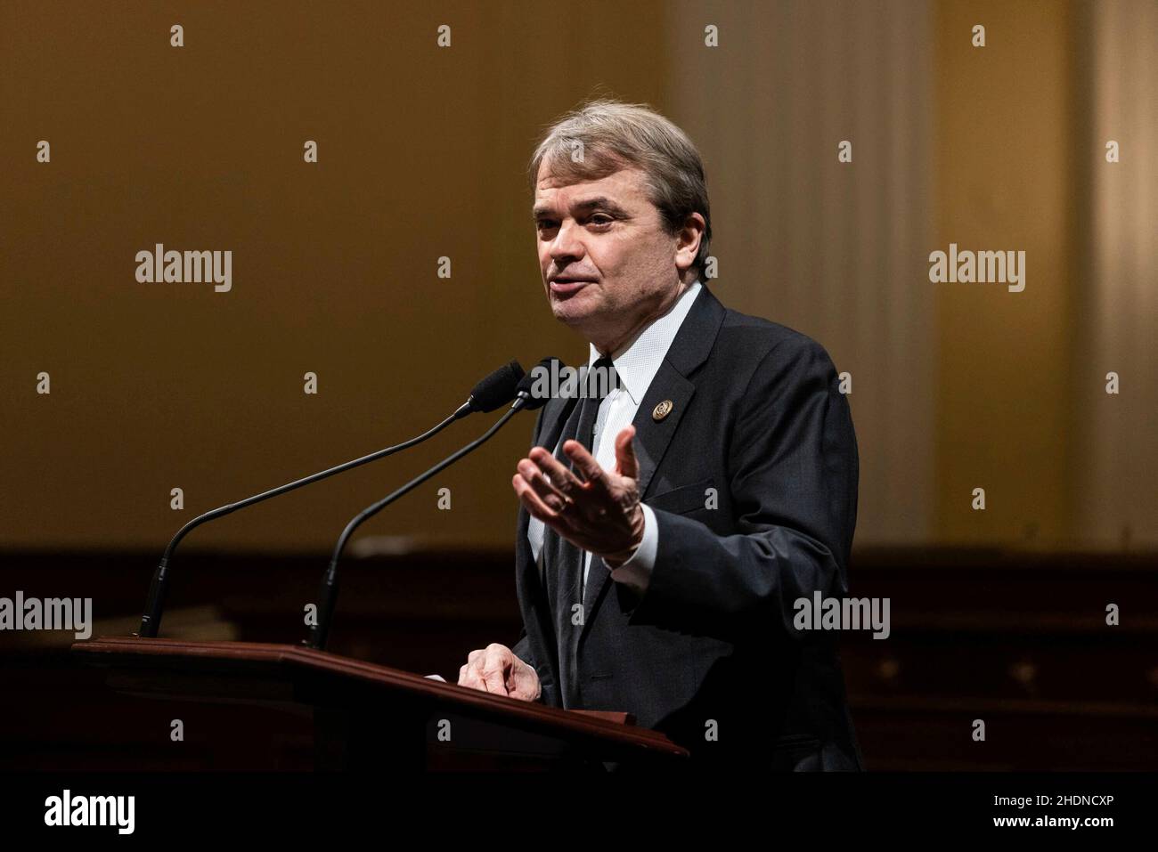 Washington, Vereinigte Staaten. 06th Jan 2022. Il rappresentante degli Stati Uniti Mike Quigley (democratico dell'Illinois), parla come membri condividono i ricordi del primo anniversario dell'assalto al Campidoglio degli Stati Uniti nel Cannon House Office Building di Washington, DC, il 6 gennaio 2022. Credit: Graeme Jennings/Pool via CNP/dpa/Alamy Live News Foto Stock