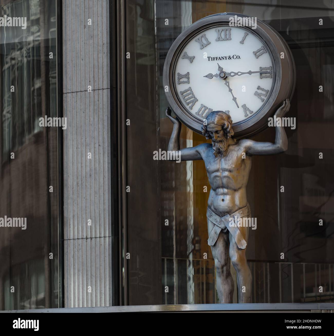 Vancouver, British Columbia, Canada. Settembre 29,2020. Atlas man fugure che tiene l'orologio sopra Tiffany Store and Co. Nel centro di Vancouver. Messa a fuoco selettiva, chiusura u Foto Stock