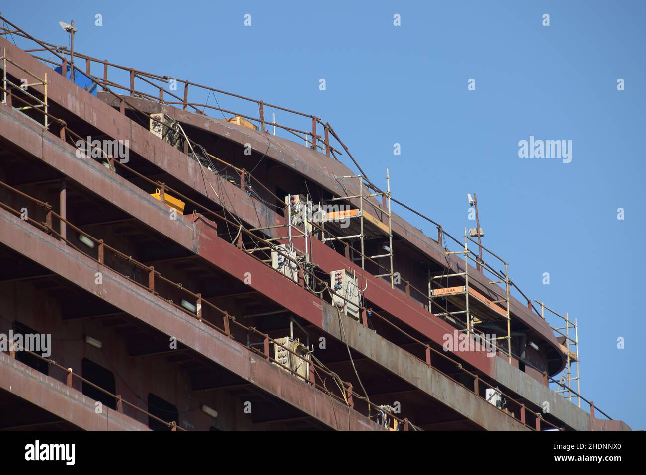Inquadratura ad angolo basso di una grande costruzione di navi da carico e di un cielo limpido in Spagna Foto Stock