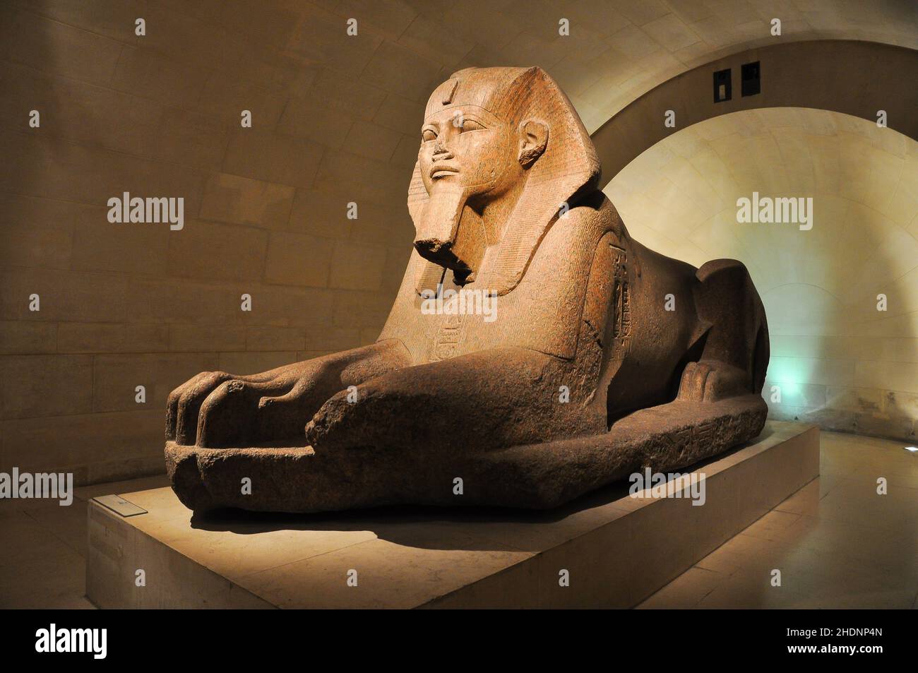 Primo piano della Grande Sfinge di Tanis al museo del Louvre di Parigi Foto Stock