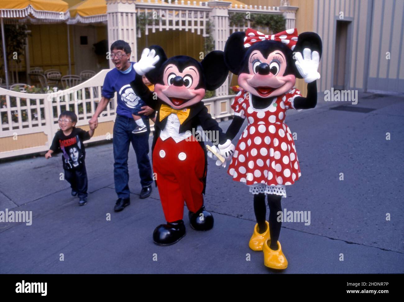 Visitatori con personaggi in costume di Topolino e Minnie mouse all'originale Disneyland di Anaheim, California, USA. Foto Stock