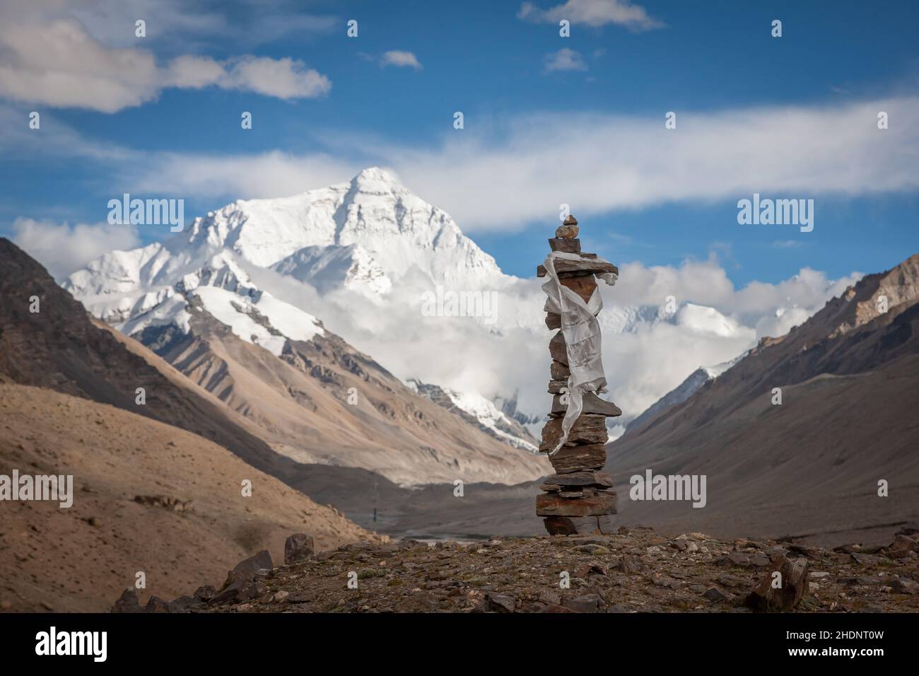 Il monte Everest si sovrappone a una pila di rocce drappeggiata a Khata Scarf, campo base, Tibet Foto Stock