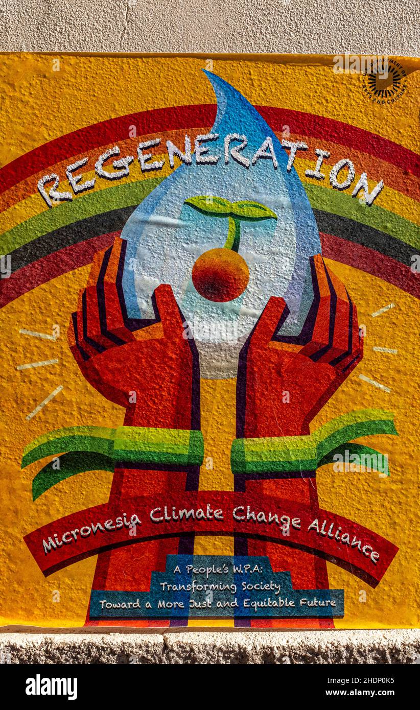 A People's WPA Wheatpaste Action di USDAC: Harwood Art Center di Escuela del Sol Montessori, Albuquerque, New Mexico Foto Stock