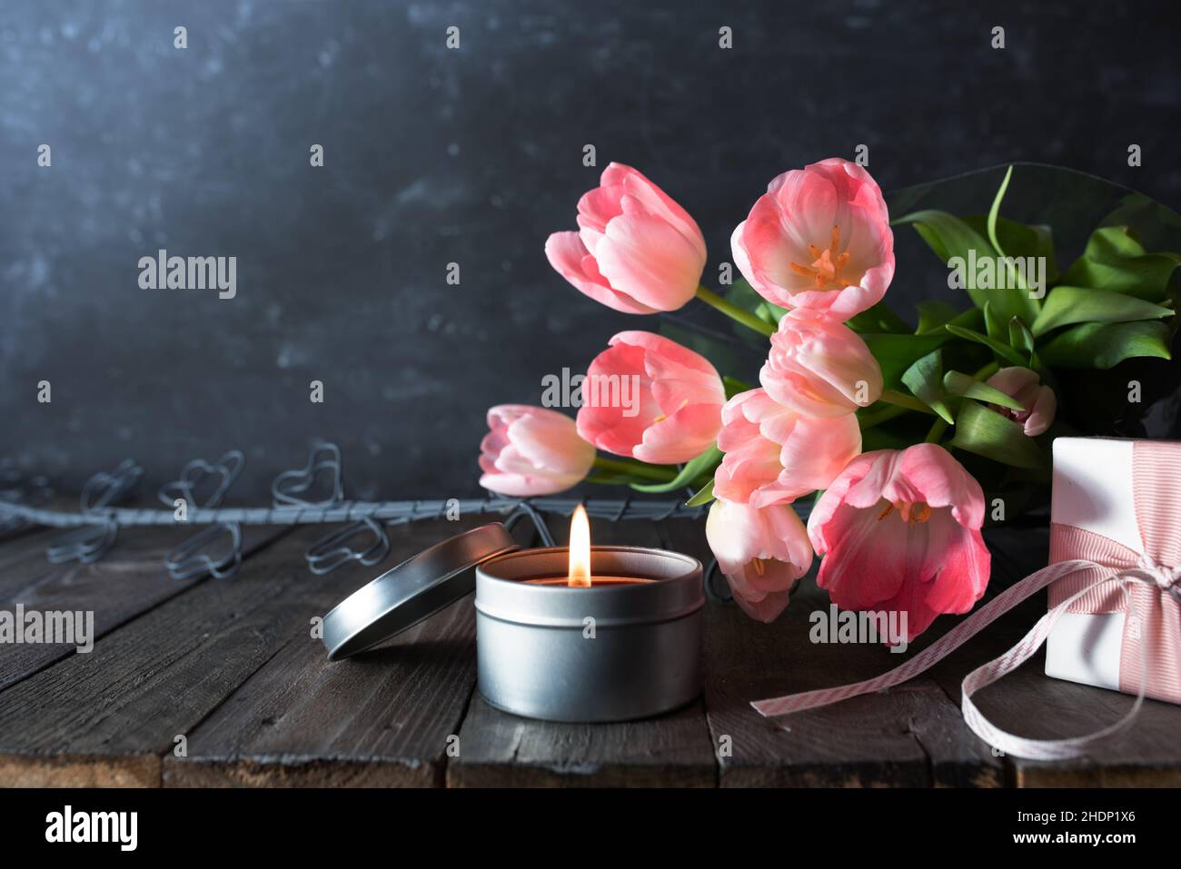 bouquet di tulipani, giorno delle madri, lume di candela, bouquet di tulipani, giorni delle madri, candlelight Foto Stock