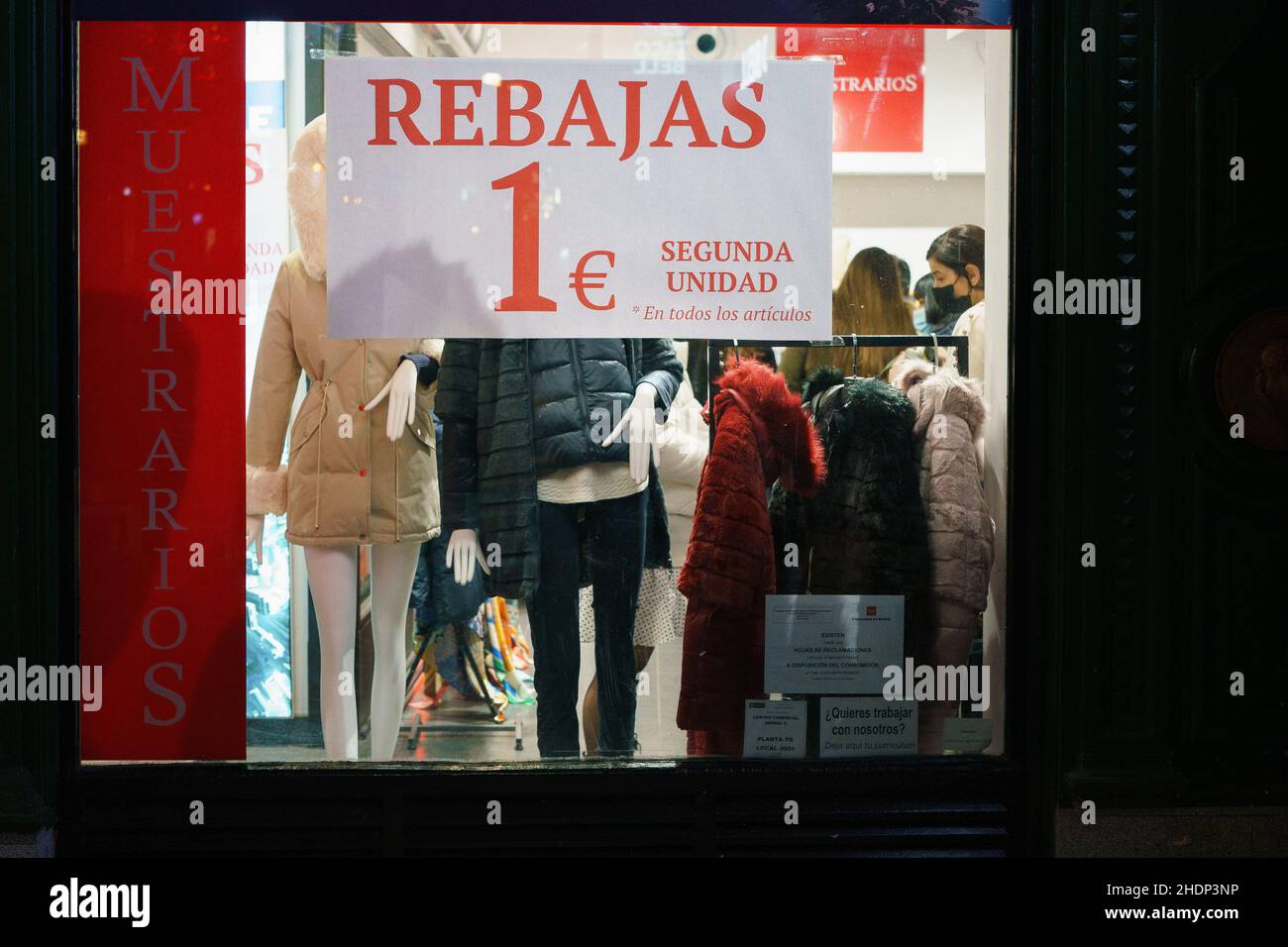 Madrid, Spagna. 06th Jan 2022. Una vista di una vetrina che pubblicizza prezzi ridotti al magazzino Carroll durante le vendite invernali. Le vendite di gennaio iniziano e genereranno il 14% in più di occupazione, soprattutto nella logistica, rispetto al 2021. Credit: SOPA Images Limited/Alamy Live News Foto Stock