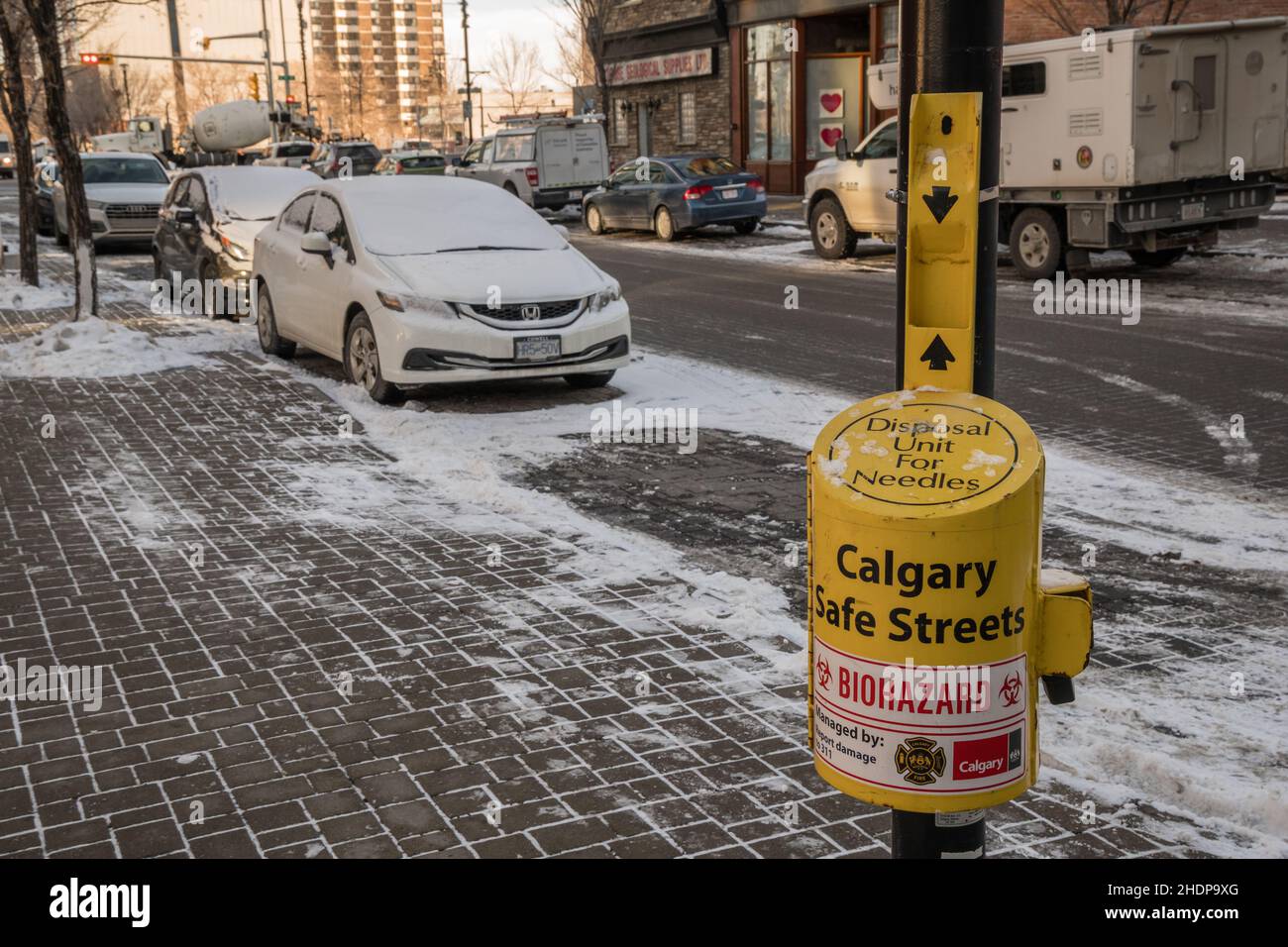 Calgary, AB, Canada - 13 dicembre 2021: Contenitore sicuro per lo smaltimento dell'ago sulla strada della città. Foto Stock