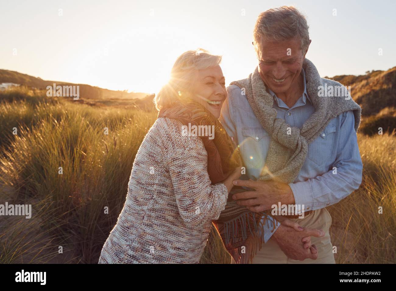 retroilluminazione, dune, coppia più anziana, posteriore illuminata, duna, coppie più anziane Foto Stock