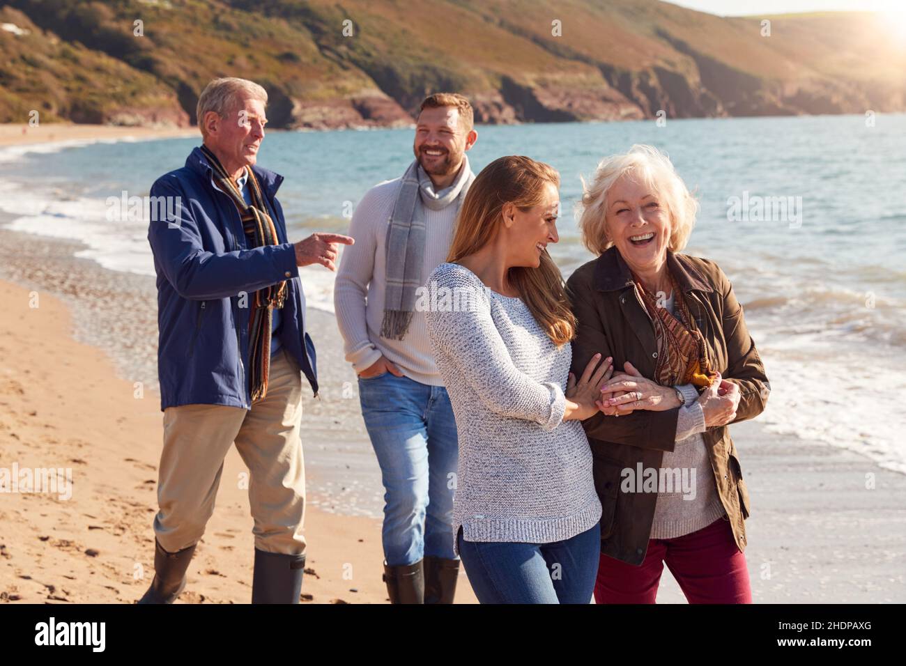 coppia, passeggiate in spiaggia, famiglia, suocero, coppie, famiglie, genitori-in-leggi Foto Stock