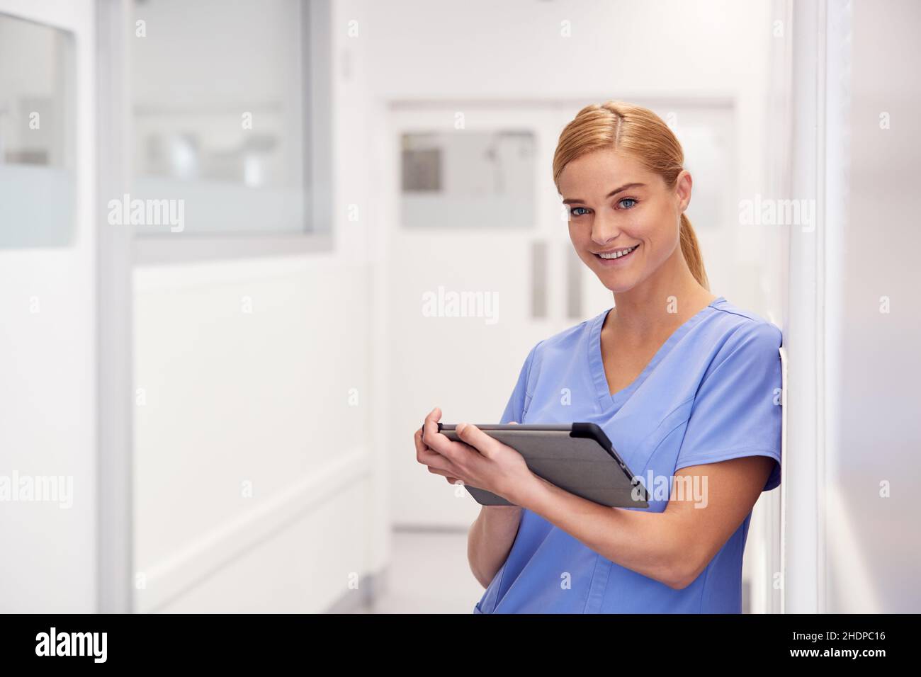 sorridente, tablet-pc, infermiere sala operatoria, sorriso, ipad, tablet pc Foto Stock