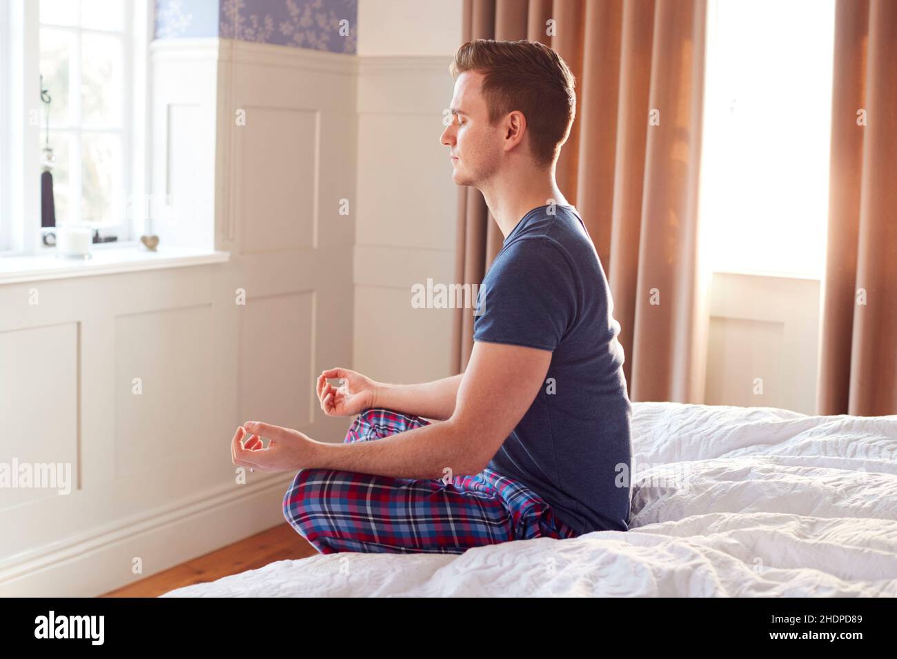 uomo, calmo, meditando, camera da letto, ragazzo, uomini, silenziosi, silenziosi, tranquilli, meditazione, camere da letto Foto Stock