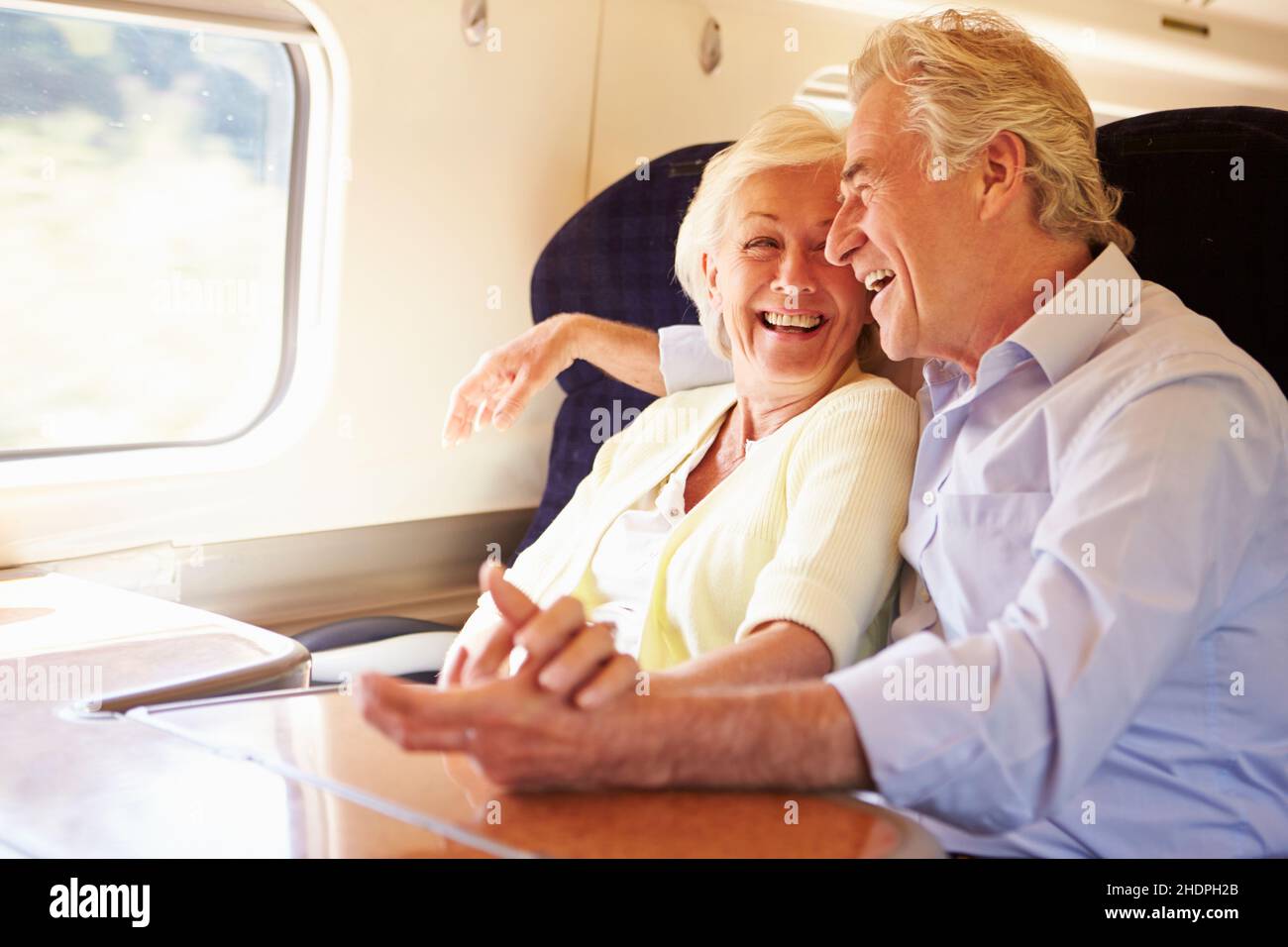 viaggio, coppia anziana, passeggero in treno, viaggi, viaggio, viaggi, coppie anziane Foto Stock