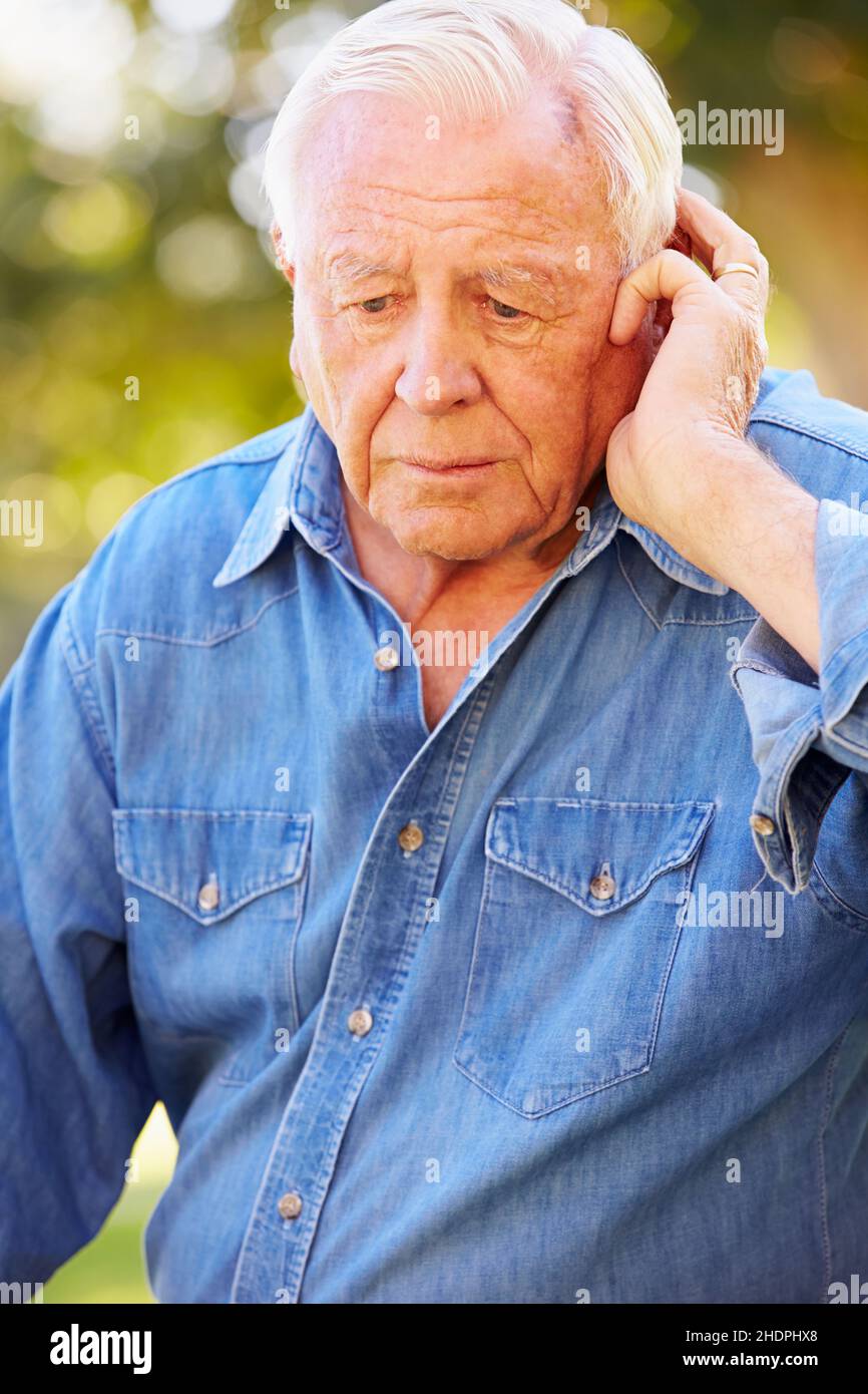 uomo, senior, dubbi e preoccupazioni, preoccupato, ragazzo, uomini, anziani, anziani, anziani, dubbi e preoccupazioni, incertezza e preoccupazione, worrieds Foto Stock
