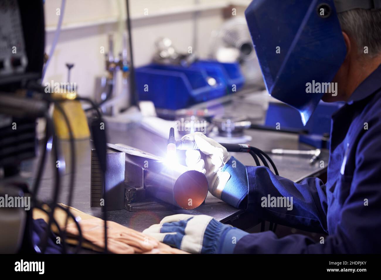 Ingegneria, saldatrice, specializzata, industria dei metalli, saldatura ad arco con gas tungsteno, saldatrici, esperte, abilità, skilleds, competenze, industrie del metallo Foto Stock