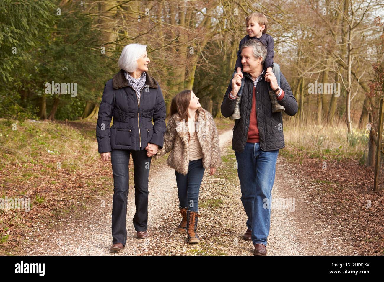 nonno, camminata, escursione in famiglia, nipoti, nonni, passeggiate, nipoti Foto Stock