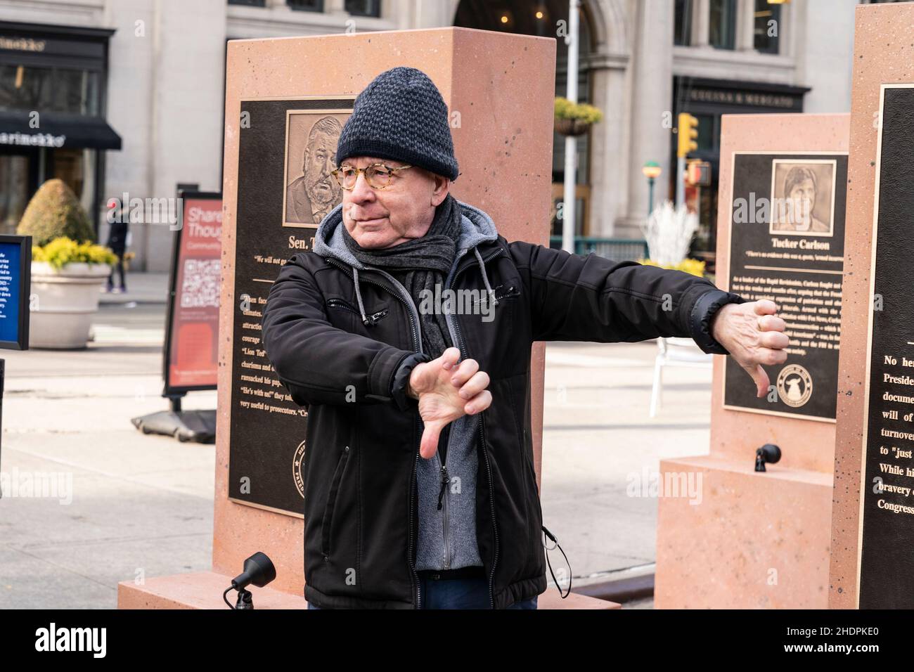 The Daily Show Monuments for Heroes of the Freedomsurrezione in anniversario di insurrezione al Campidoglio visto sulla piazza pedonale vicino al Madison Square Park a New York il 6 gennaio 2022. Critico d'arte senior della rivista New York Jerry Saltz mostra la sua opinione sulle persone presenti su questi monumenti. I 8 monumenti recitavano Rudy Giuliani, Tucker Carlson, Steve Bannon, il senatore Josh Hawley, il senatore Ted Cruz, Rappresentante degli Stati Uniti Lauren Boebert, rappresentante degli Stati Uniti Marjorie Taylor Greene, ex presidente Donald J. Trump. Tutti i monumenti sono stati progettati per assomiglia a lapidi. (Foto di Lev Ra Foto Stock