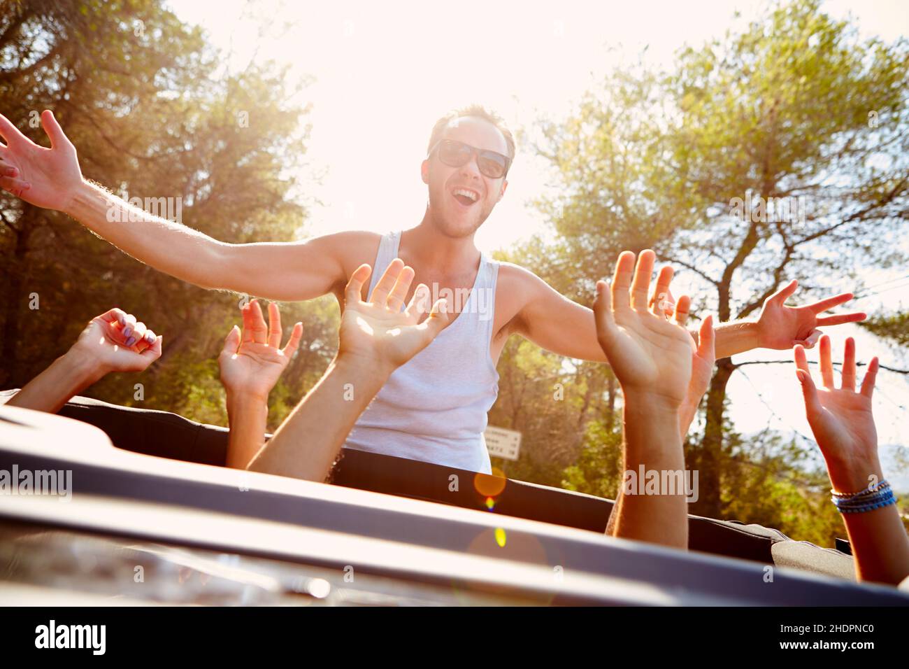giovane uomo, celebrazioni, braccia distese, ragazzo, uomo, uomini, giovani, festeggiamenti, feste, feste, braccia outstretcheds Foto Stock