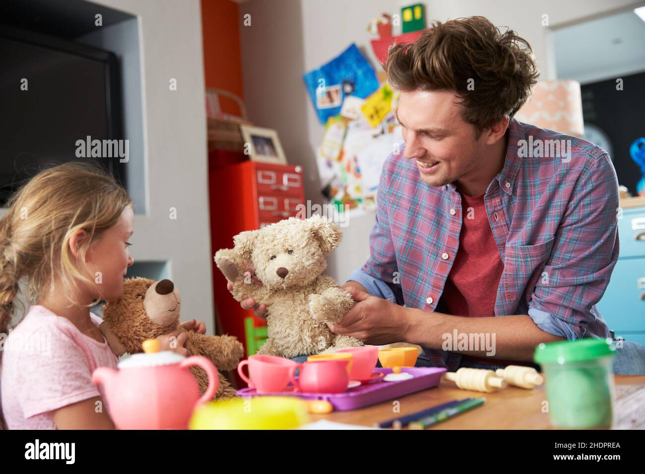 padre, giocando, infanzia, figlia, orsacchiotto, papà, padri, gioco, bambini, capretto, capretti, figlie, orsacchiotti Foto Stock